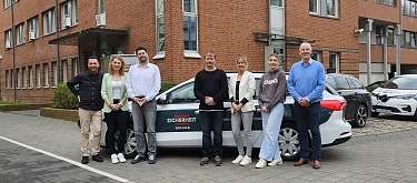 Gruppenfoto Schule Kiel 2 mit KFZ